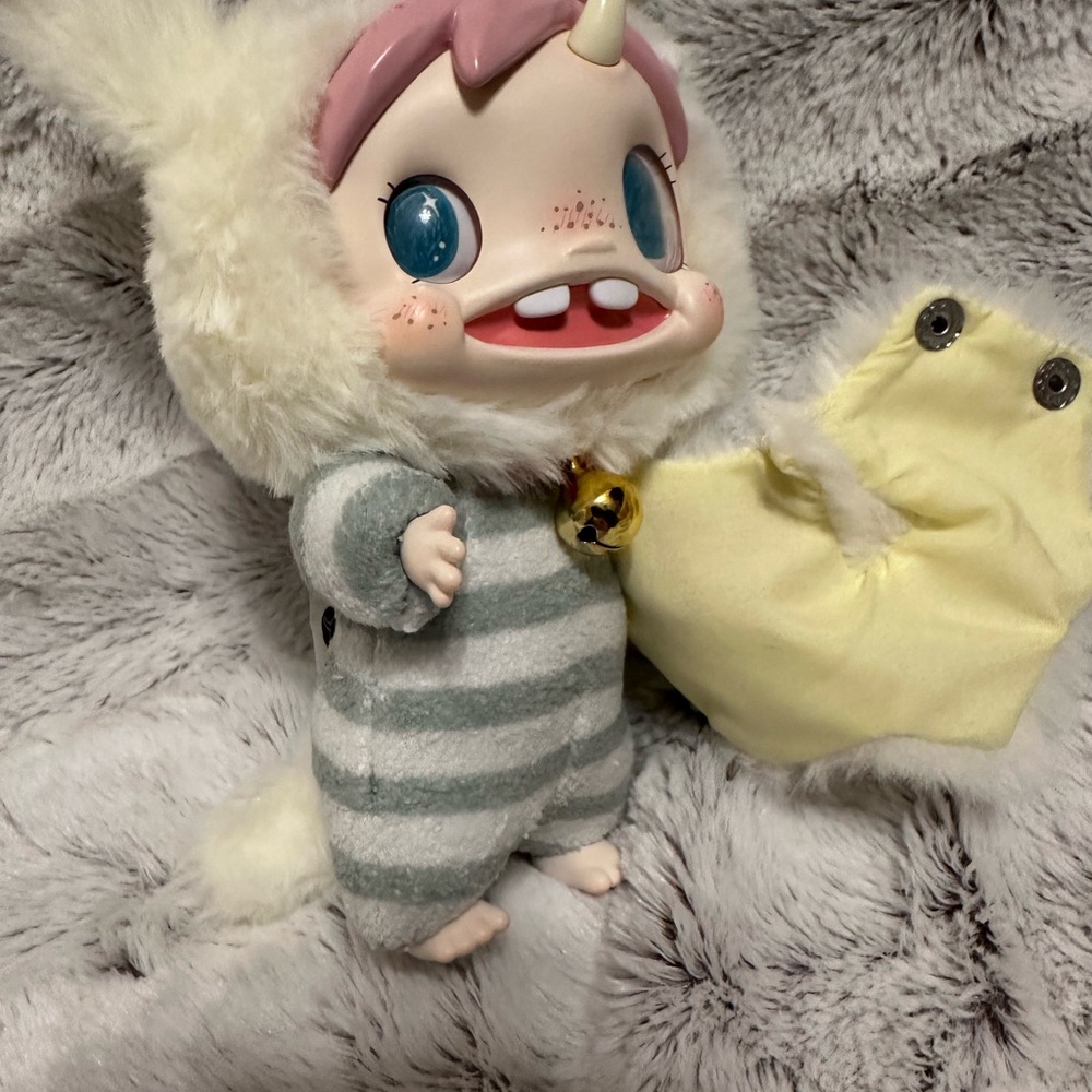 Authentic Popmart - Monster Baby Snokm - Vinyl Plush Pendant - Picture 5 of 5